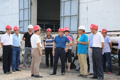 建設(shè)集團副總經(jīng)理王明智蒞臨孟村井架安裝現(xiàn)場指導工作