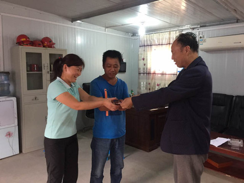 “金秋助學(xué)”，礦建二公司在行動