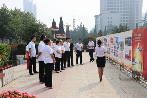 澄合分公司組織黨員干部參觀《砥礪奮進(jìn)的五年——喜迎黨的十九大追趕超越在陜西》大型主題展覽