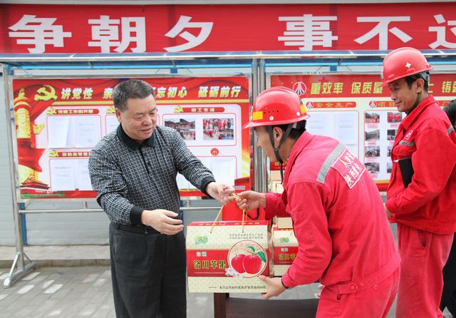 陜煤集團總經(jīng)理助理、建設(shè)集團聯(lián)合黨委書記、董事長寧興剛一行深入礦建二公司冶坪項目部慰問一線職工