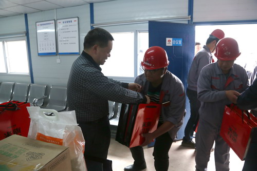 陜煤集團總經(jīng)理助理、建設(shè)集團聯(lián)合黨委書記、董事長寧興剛一行深入基層慰問一線員工