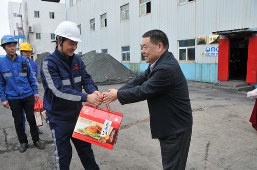 陜煤集團(tuán)總經(jīng)理助理、建設(shè)集團(tuán)聯(lián)合黨委書記、董事長寧興剛一行節(jié)日期間深入洗選煤運營公司基層慰問一線員工