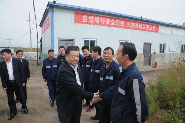 陜煤集團總經(jīng)理助理、建設(shè)集團聯(lián)合黨委書記、董事長寧興剛一行深入掘進公司紅柳林項目部走訪慰問