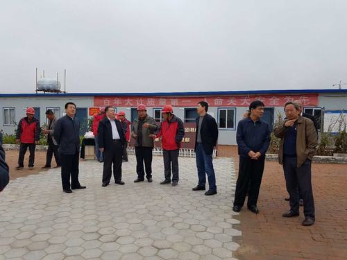 陜煤集團(tuán)總經(jīng)理助理、建設(shè)集團(tuán)聯(lián)合黨委書記、董事長寧興剛一行蒞臨韓城分公司榆北煤業(yè)公司小保當(dāng)?shù)V施工現(xiàn)場和大家一起過中秋