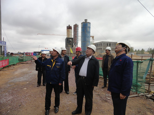 陜煤集團(tuán)總經(jīng)理助理、建設(shè)集團(tuán)聯(lián)合黨委書記、董事長寧興剛一行中秋節(jié)深入曹家灘項目工地視察慰問