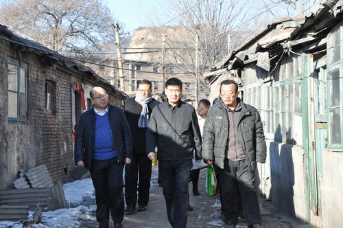 建設(shè)集團(tuán)聯(lián)合黨委副書記、紀(jì)委書記、工會(huì)主席侯本英 為韓城分公司困難職工送來(lái)春節(jié)祝福