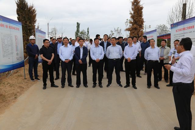 白水縣移民搬遷安置點觀摩團深入白水縣林皋鎮(zhèn)安置點施工現(xiàn)場進行觀摩指導(dǎo)