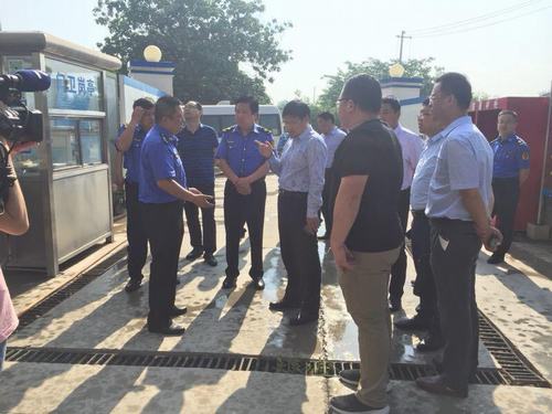 渭南臨渭區(qū)副區(qū)長楊宇英赴朝陽大街拆遷安置項目督查治污減霾工作