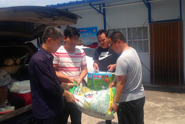 炎炎夏日送清涼  濃濃關(guān)愛(ài)沁人心