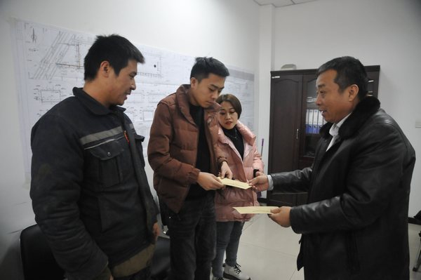 陜煤建設掘進公司：節(jié)前慰問困難員工 真情關愛暖人心