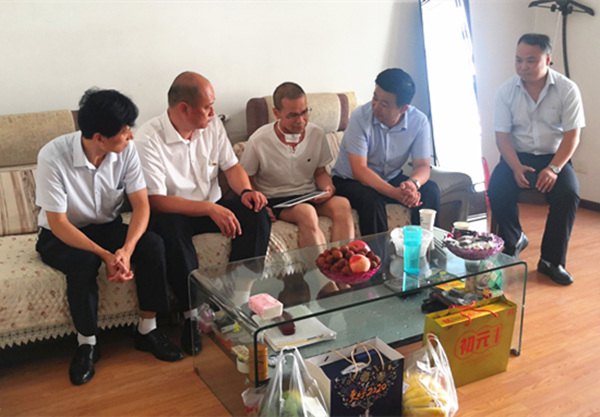 陜煤建設(shè)礦建三公司：慰問(wèn)生病職工 送去關(guān)懷溫暖