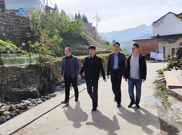 集團領(lǐng)導(dǎo)侯本英深入幫扶村調(diào)研指導(dǎo)工作