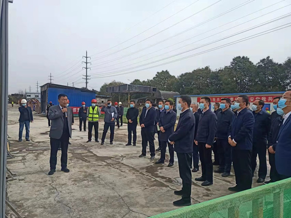 涇陽(yáng)縣縣委書記拓巍峰、縣長(zhǎng)郝瑞耀一行蒞臨陜煤建設(shè)咸陽(yáng)分公司涇陽(yáng)縣西城保障房項(xiàng)目觀摩調(diào)研