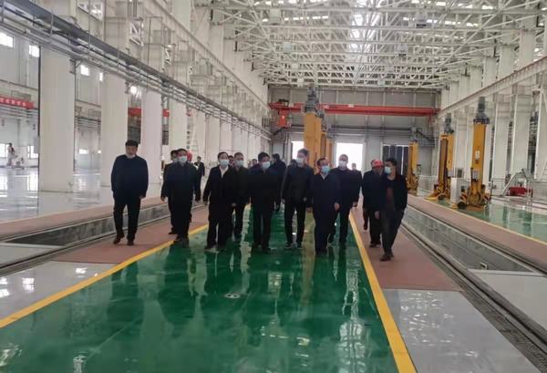 陜煤集團(tuán)陜西鐵路物流集團(tuán)黨委書記、董事長(zhǎng)趙國(guó)智蒞臨靖神鐵路孟家灣站機(jī)輛中心檢查指導(dǎo)工作