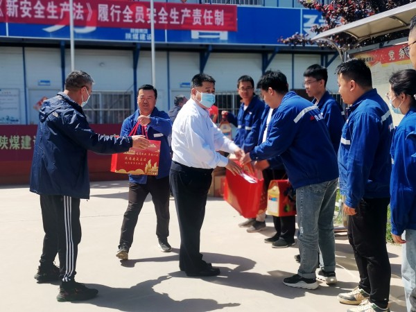 王寧慰問節(jié)日期間一線堅守崗位員工