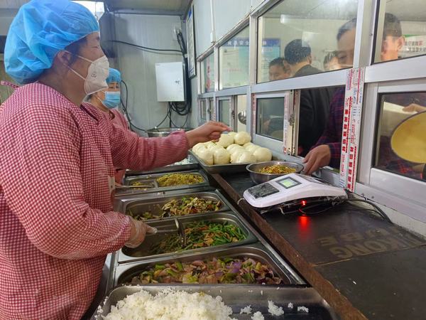 陜煤建設(shè)礦建二公司王峰項目部：加強(qiáng)食堂管理 可口飯菜熱騰騰