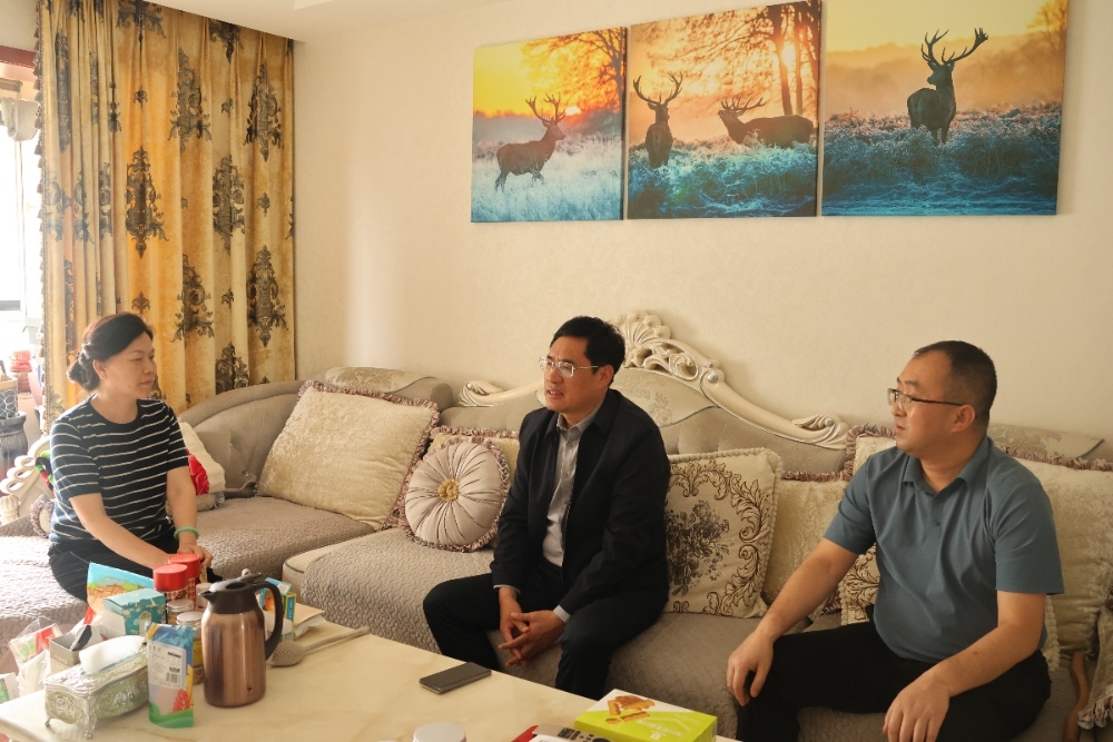 陜煤建設(shè)領(lǐng)導國慶節(jié)前看望慰問困難黨員家屬